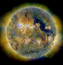 Видите этот маленький черный кружок в верхней части изображения Солнца?    Это планета Венера, пересекающая солнечный диск в 201