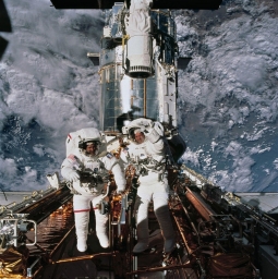Астронавты Джон Мейс Грансфелд и Ричард Майкл Линнехан во время миссии STS-109 по установке дополнительного оборудования для тел