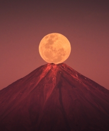 Восход полной Луны над стратовулканом Ликанкабур, Чили. Автор: Yuri Beletsky.