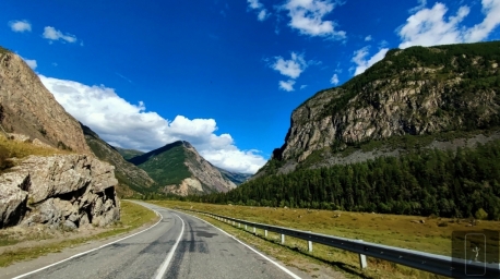Фотография на смартфон где-то в горах, на шоссе в России Алтай 2021 год.