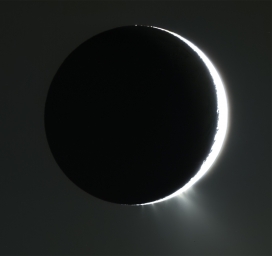 Одним из самых удивительных мест в Солнечной системе является крошечный ледяной спутник Сатурна под названием Энцелад.
