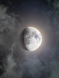Красочный снимок растущей Луны © Rami Ammoun.
