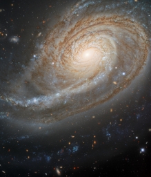 -NGC 772 – спиральная галактика, расположенная в 130 миллионах световых лет от Земли. Размером эта галактика примерно в 2 раза б
