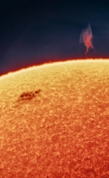 Громадный протуберанец высотой около 130 000 км на вчерашнем снимке Солнца от Andrew McCarthy