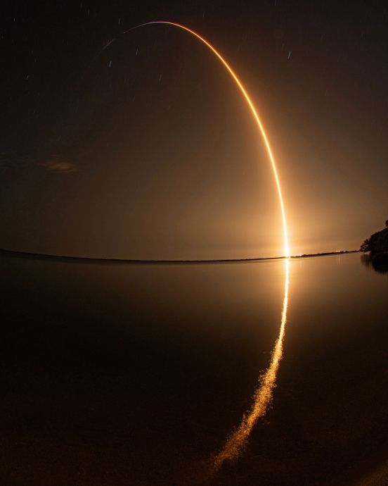 Снятое на большой выдержке фото вчерашнего запуска ракеты Falcon 9 с пилотируемым кораблем Crew Dragon