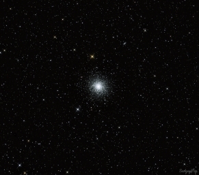 Шаровое звездное скопление М13 в созвездии Геркулеса. Это прекрасный объект не только для съемки, но и для наблюдений на загород