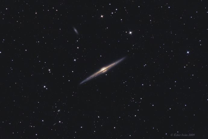 Далёкие галактики на снимках астрофотографа Éder Iván, NGC 4565
