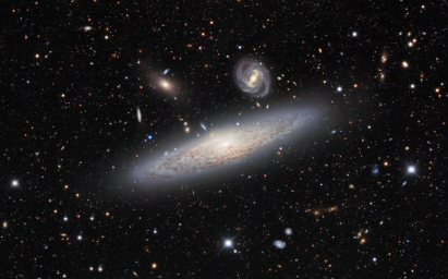 Галактика NGC 1515 и миллионы миров за ней.