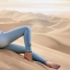 Девушка модель на песке в пустыне