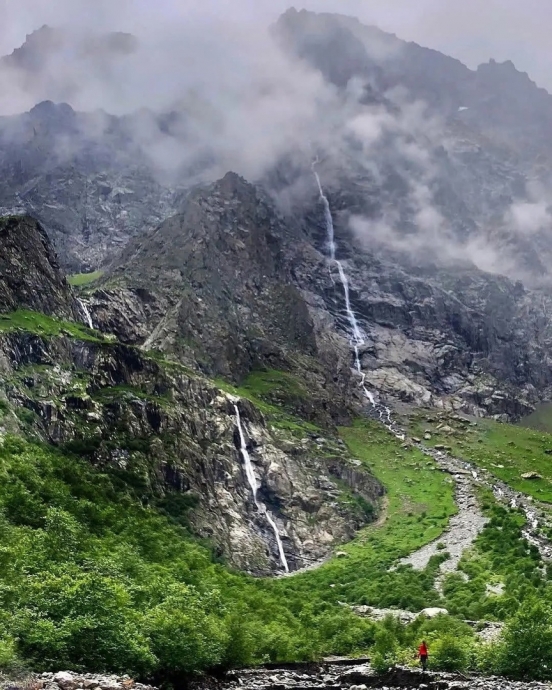 Водопад, падающий с неба- Зейгалан - один из самых высоких каскадных водопадов России и Европы, высотой более 600 метров!