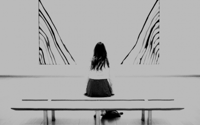 Девочка сидит на скамейке, арт рисунок, черно белый