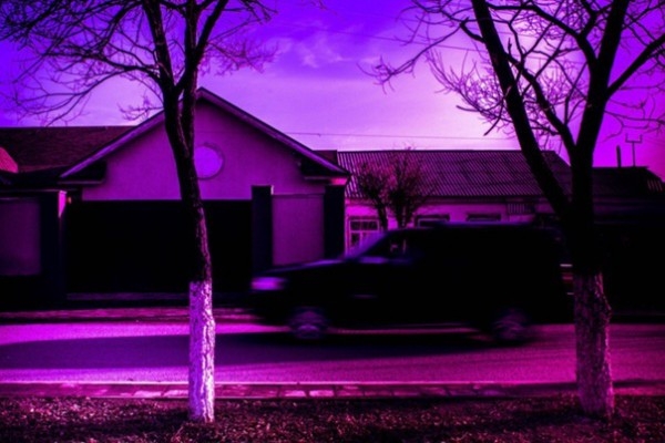Фиолетовый цвет: автомобиль, домик, улица