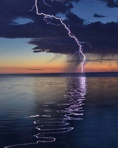 Отражение молнии в воде. Удачный кадр.