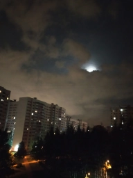 Ночью Луна "упала" в облака