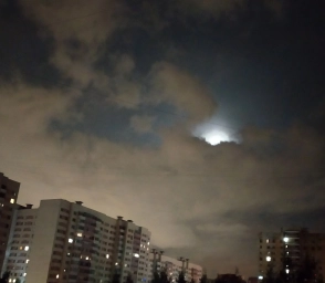 Луна скрыта за облаками, фото вечернее